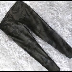 Lululemon camouflage wunder under crops